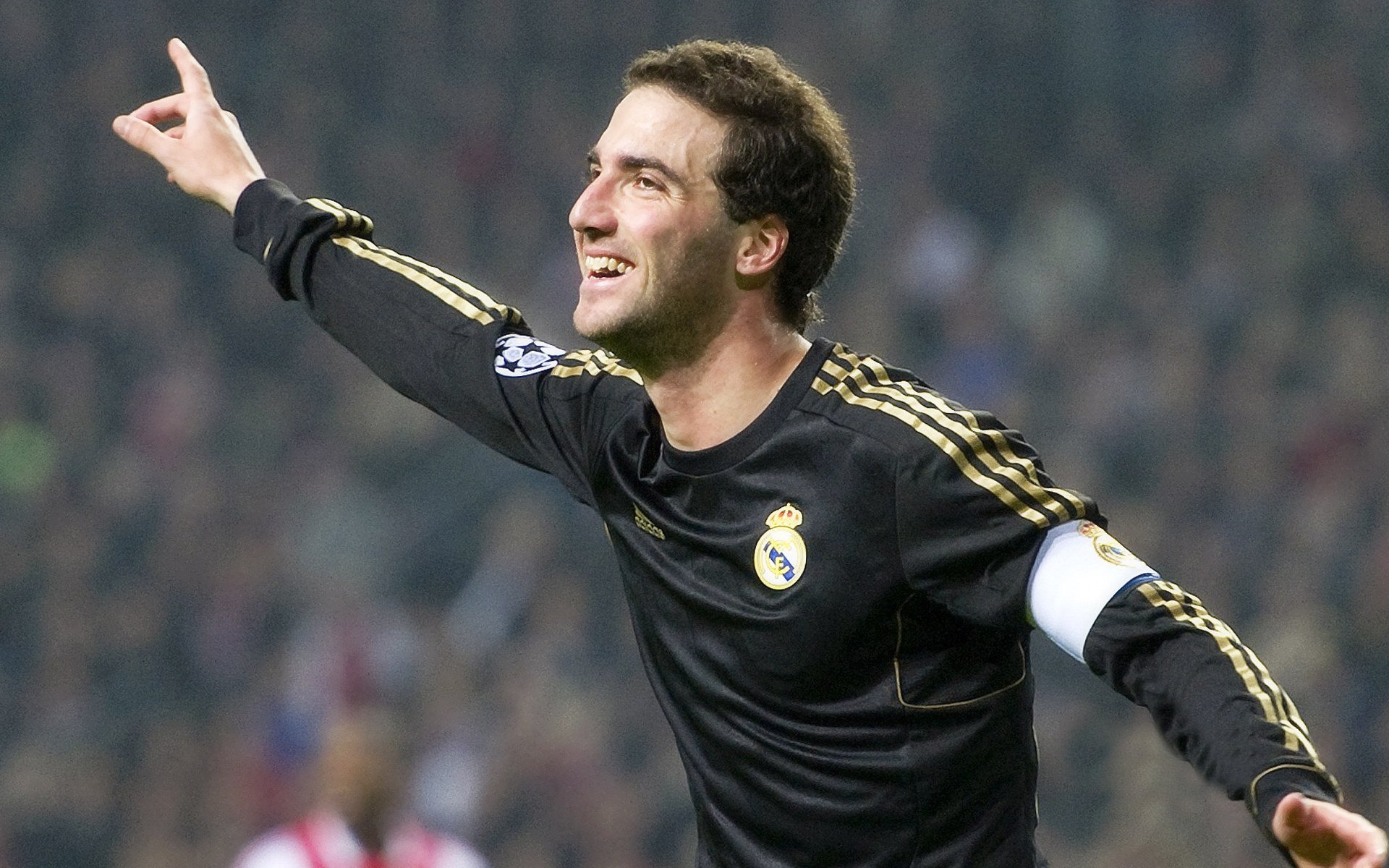 AC米兰队签下新后卫，增加阵容深度，ac米兰历史中后卫