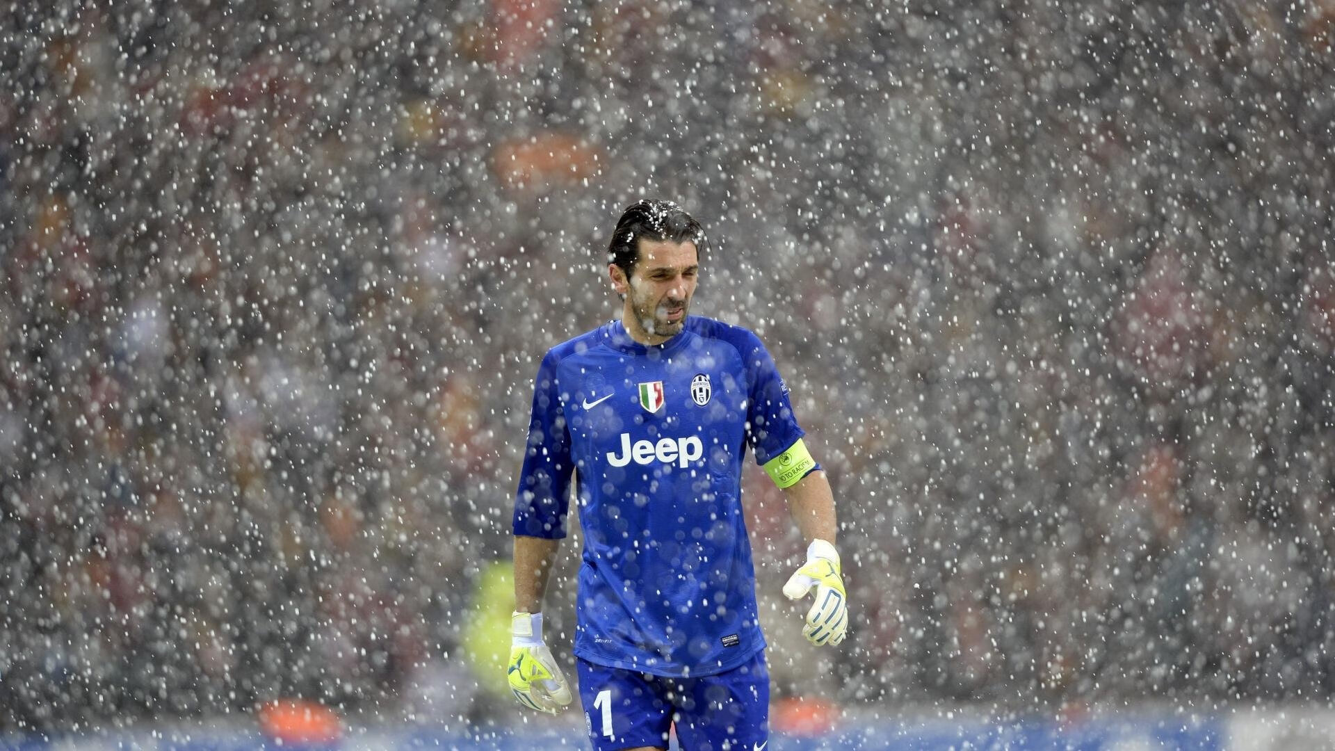 比赛中球员们拼尽全力，为球队赢得胜利，这场球赛的胜败关键是队员们的齐心协力