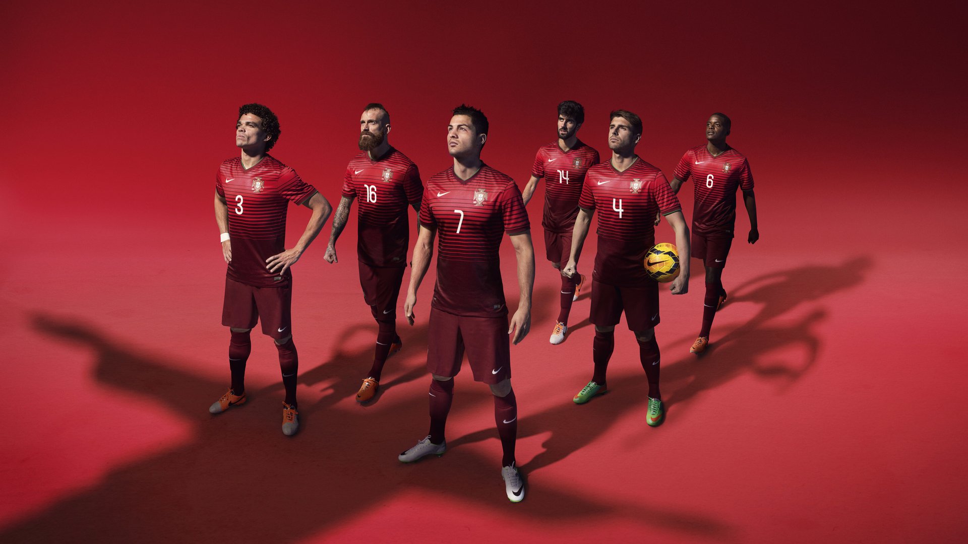 谁将成为足球领域的霸主？看激烈比赛谁能脱颖而出！，谁是足球界最厉害的人